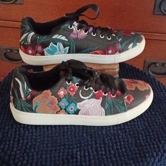 Hippie Black Floral Embroidered women's shoes - Picture 2 of 8